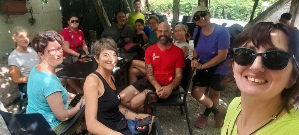 Il gruppo di pellegrini riunito intorno a un tavolo durante una pausa.