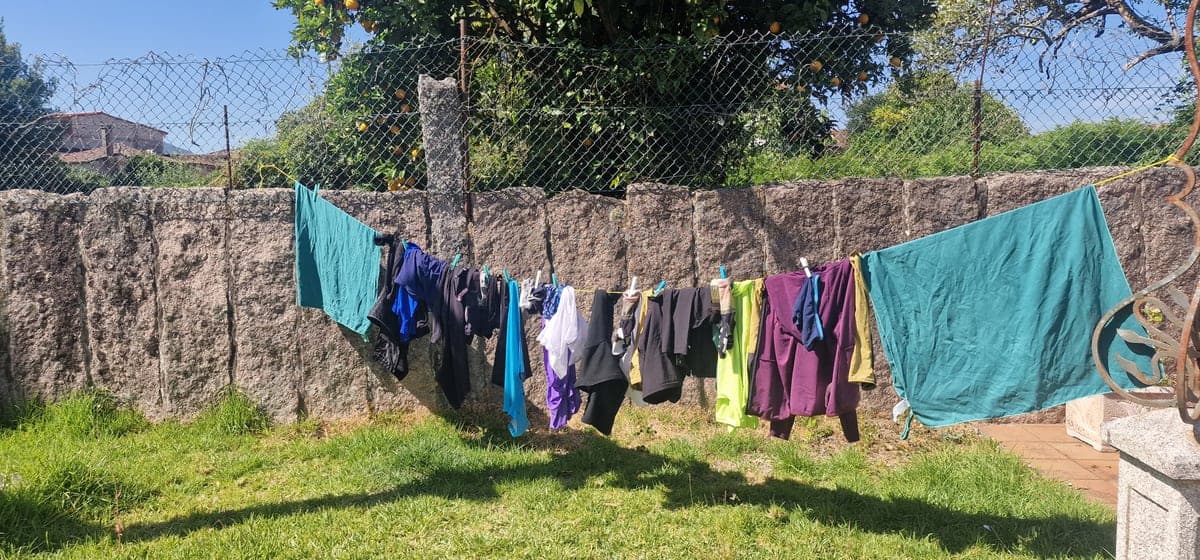 Vestiti e asciugamani del gruppo stesi ad asciugare in un giardino.