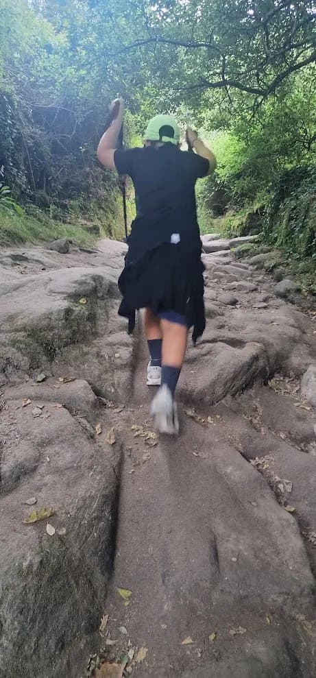 Un bambino sul sentiero