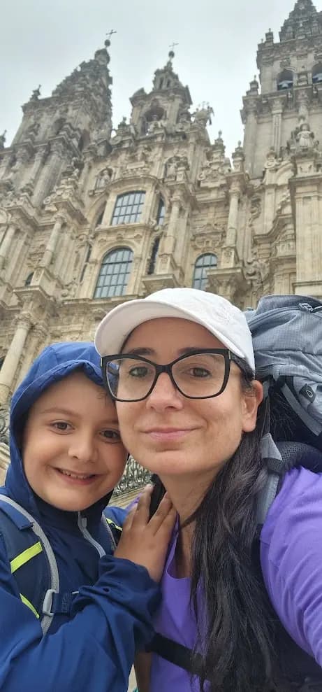 Due viaggiatori davanti alla Cattedrale