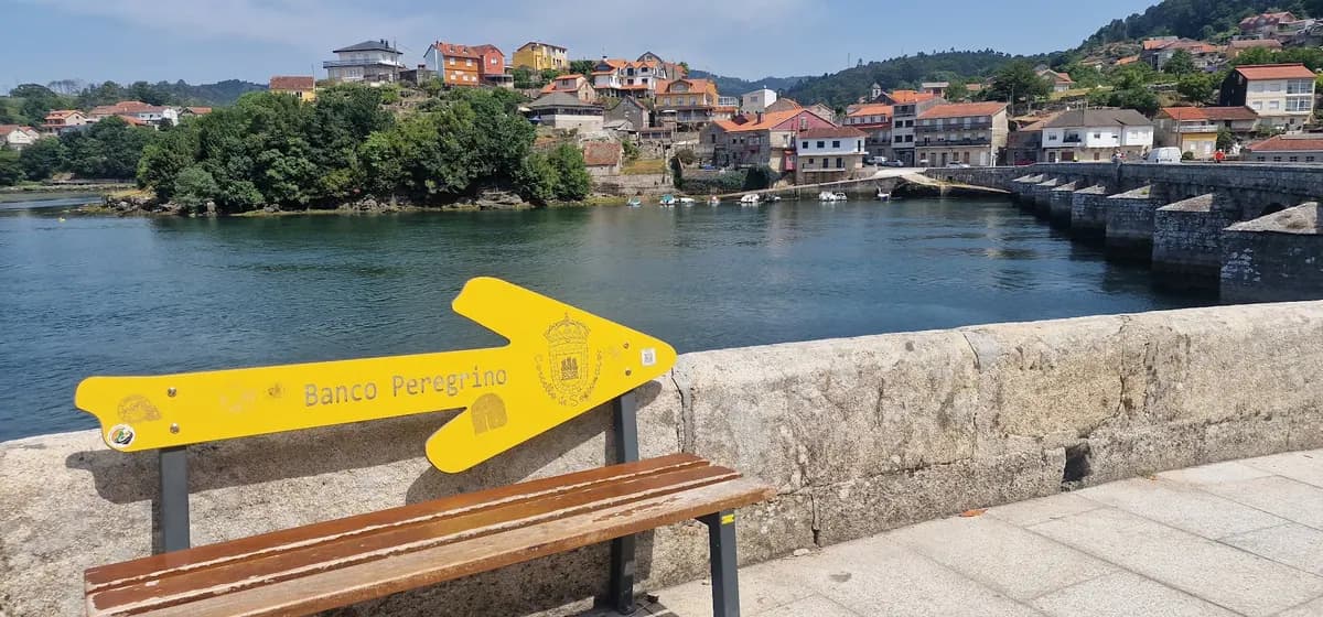 La panchina con freccia gialla ad Arcade